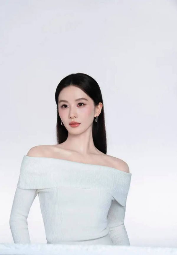 刘诗诗慵懒大气。