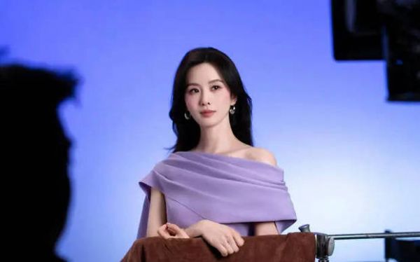 刘诗诗身穿紫色抹胸裙。