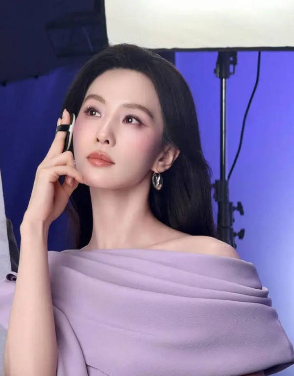 刘诗诗五官精致。