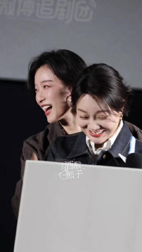 倪妮就这样抱着闫妮笑晕了