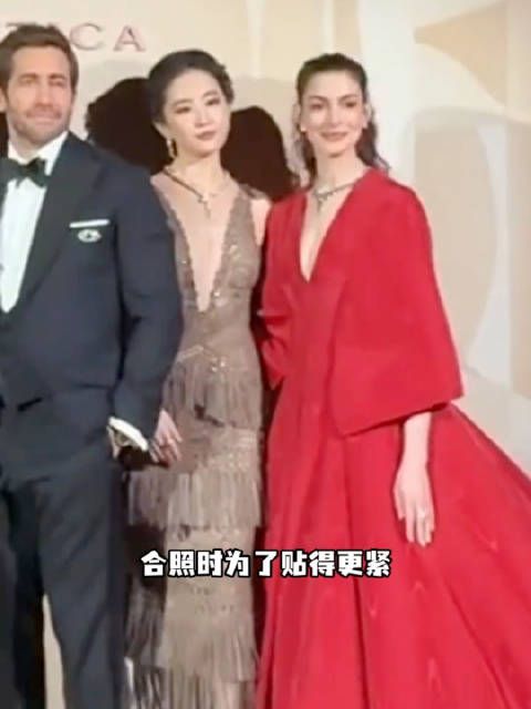 刘亦菲安妮海瑟薇搂腰合影，美女之间的默契和友谊就这么简单！