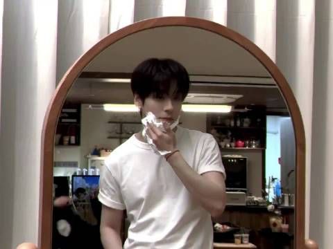 魏哲鸣郑合惠子碰鼻尖拍立得合照甜度爆表