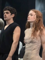 诺亚·尤佩，西区新版《罗密欧与朱丽叶》演出谢幕，老婆太美了