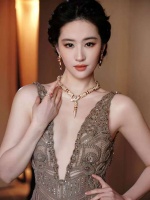 刘亦菲低盘发优雅矜贵 露背裙装勾勒曼妙身材