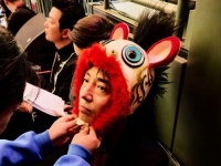 撒贝宁50大寿，挚友小尼搞怪庆生，6岁龙凤胎儿女颜值超出众