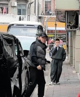 上海偶遇岳云鹏，气场强大看着不好惹，助理无视岳云鹏当街抽烟