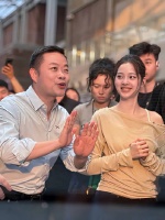 他为什么：双手插兜，嘴角上勾