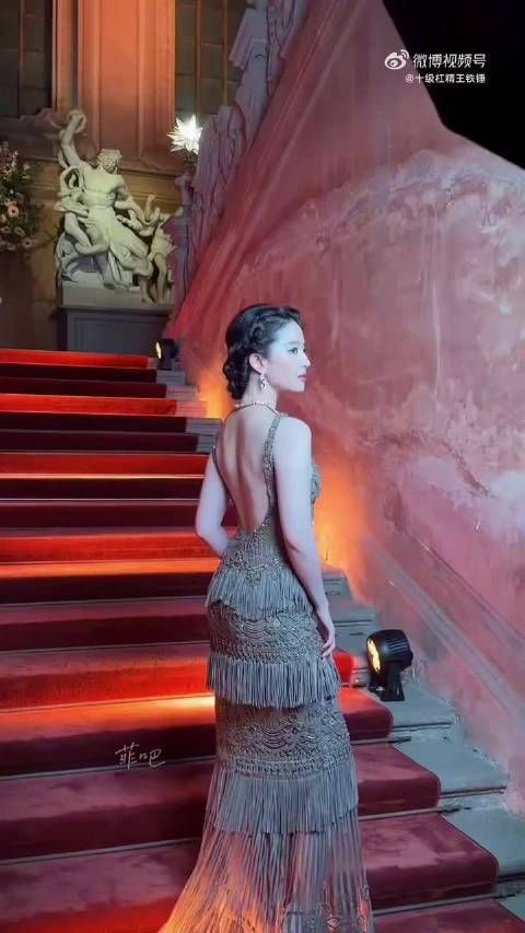 刘亦菲穿Elie Saab高定配宝格丽高珠亮相