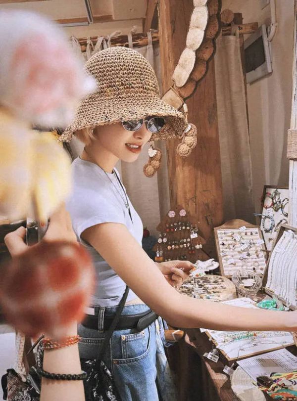 宋茜一头金发梦回Victoria时期。