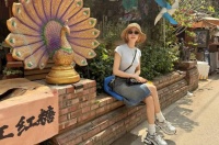 宋茜一头金发阳光明媚 穿牛仔裤搭短袖上衣好干练