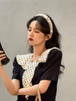 周也大波浪红唇明艳大方 穿波点裙戴发箍复古俏皮