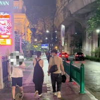 戚薇曼谷四面佛还愿，双手合十跪地上香很虔诚，李承铉满面不自在