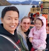 67岁相声演员娶小30岁洋妻，生一屋混血儿移居国外，如今过得怎样