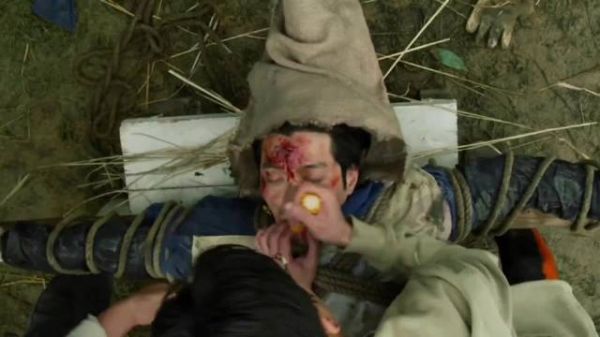 男人被几个村民活生生做成稻草人