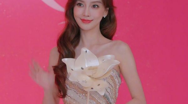 Angelababy直播走秀聊千禧妆跳手势舞