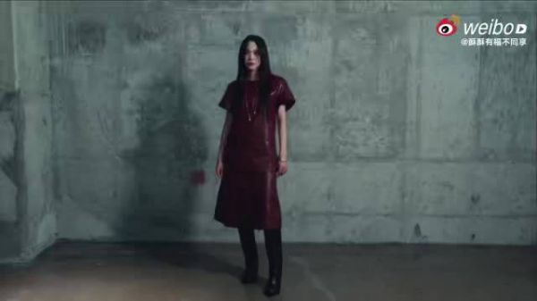 王霏霏这次看秀造型真的戳我,又酷又干练,官方镜头和生图都展现出超强气场