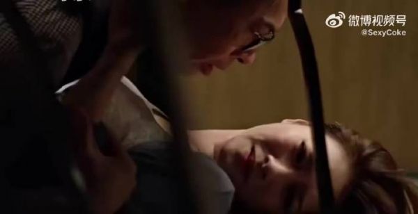 过于直接，把美女压在身下，霸王硬上弓