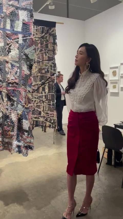 52岁林志玲香港看展被偶遇,高瘦身材名媛造型抢眼