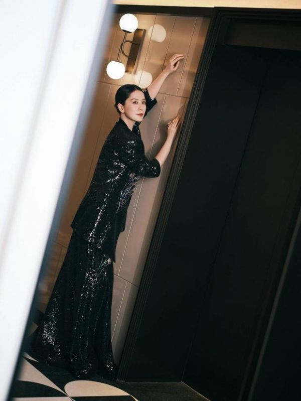 海清扶墙侧望，姿态优雅灵动。