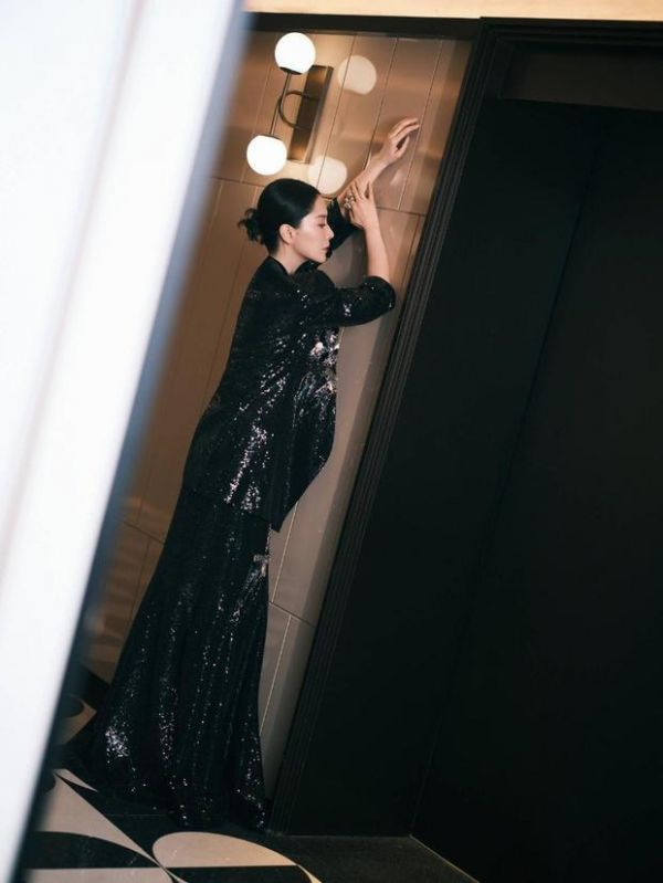 海清神态慵懒妩媚。