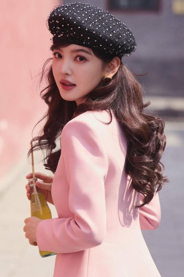 章若楠回眸风情万种。