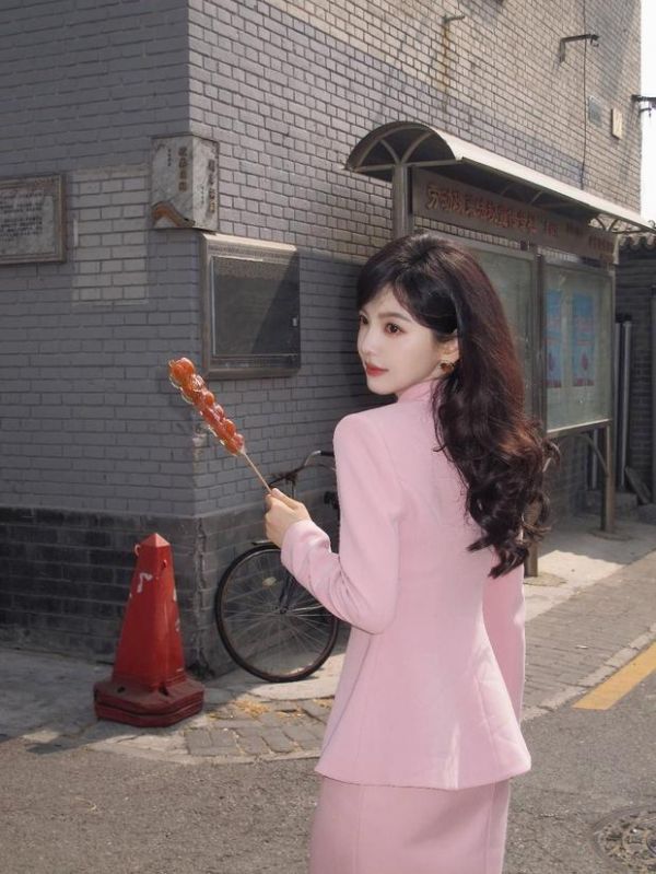 章若楠明媚又大方。