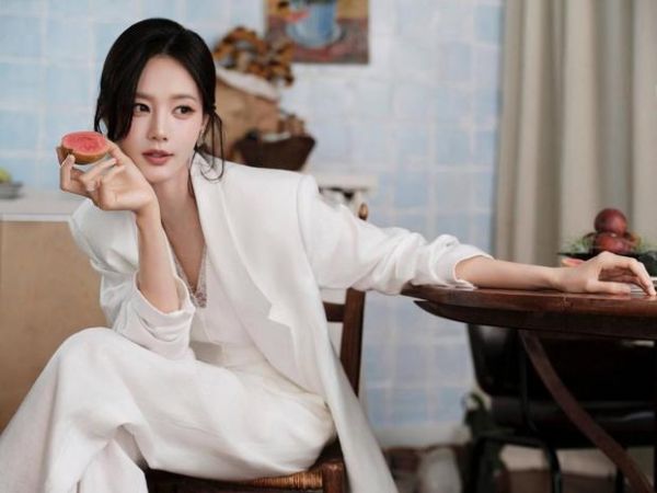 搜狐娱乐讯 近日，李一桐一组居家大片释出。她在厨房穿纯白西装，尽显松弛治愈感。