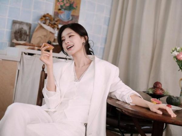 李一桐眉眼明媚元气。