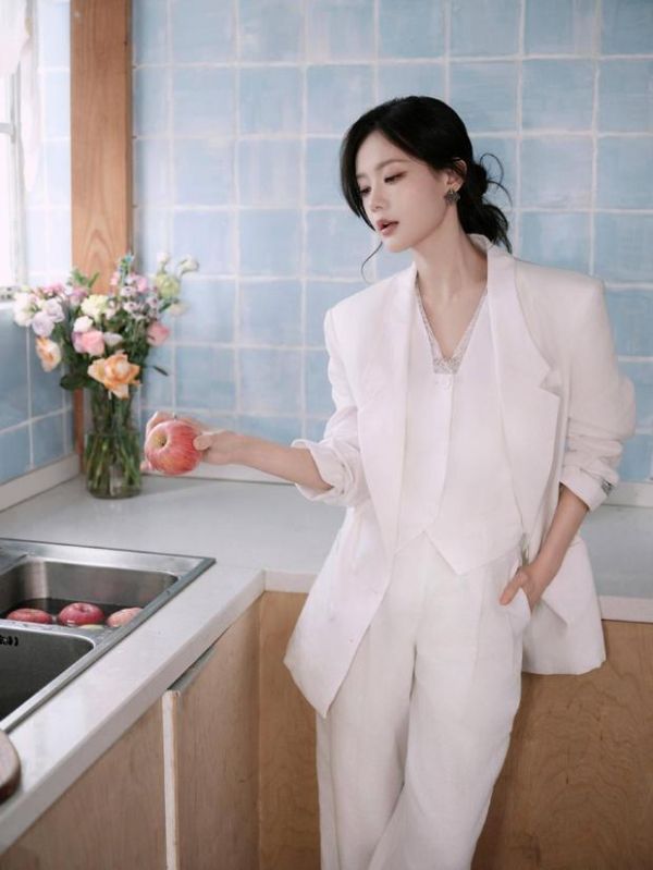 李一桐姿态随性慵懒。