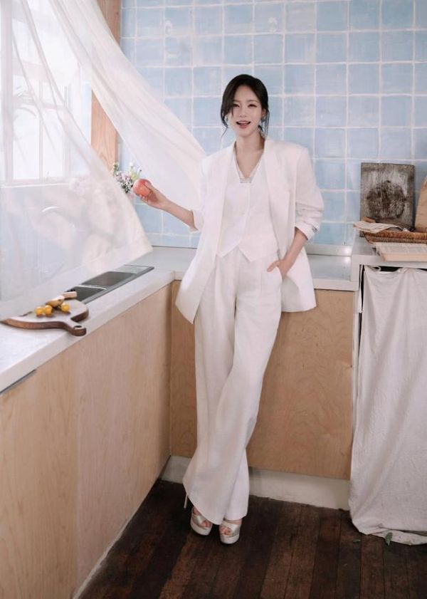 李一桐持苹果，身姿舒展优雅。