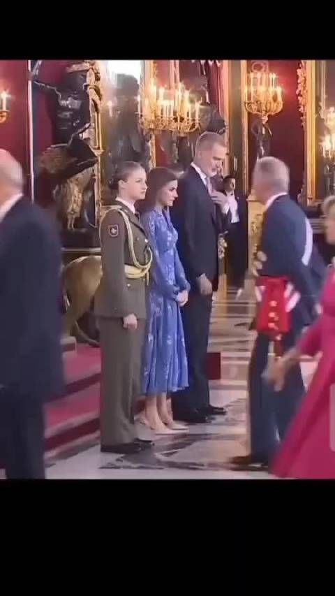 年纪最大的客人悄悄地告诉公主，她的外套后摆卷起来了