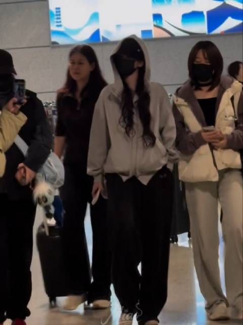 孔雪儿这个插兜走好酷啊!完全老公姐来的