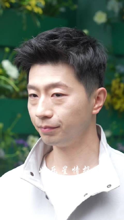 简直太帅了!马龙跨界时装周秀场直言像仙人掌一样!