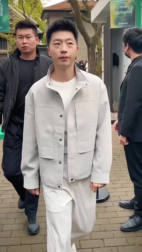 马龙最新活动，马龙和辛芷蕾同框好养眼，两人有说有笑好开心！