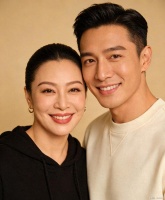 三亚梦幻同框！钟丽缇夫妇偶遇张纪中一家，现场画面太温馨