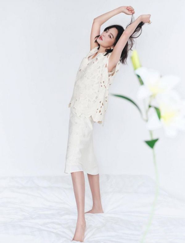 搜狐娱乐讯 26日，辛芷蕾最新写真美照释出，她身着白色镂空上衣搭配白色长裙，气质优雅迷人。