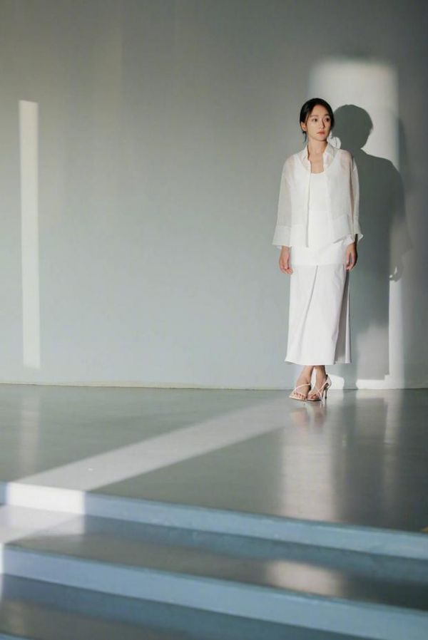 周迅一袭白衣清新淡雅。