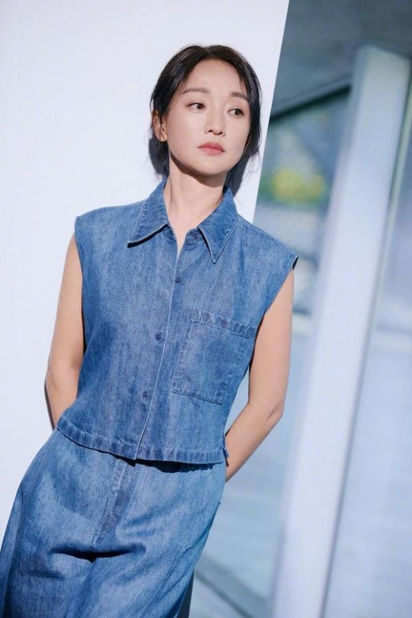 周迅美貌在线，皮肤白皙，保养有方。