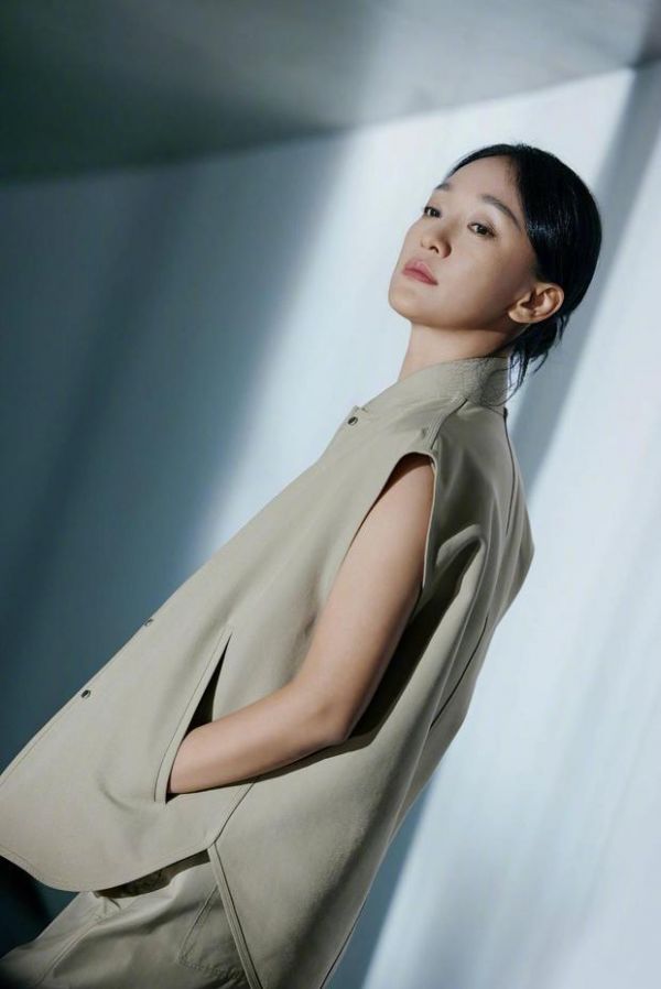 周迅看起来十分惬意。