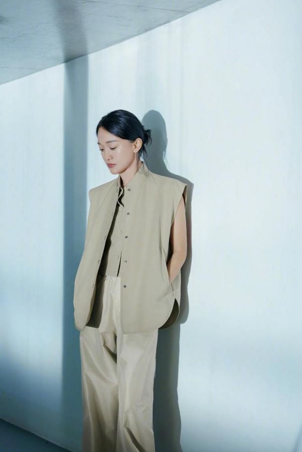 周迅一身优雅穿搭超显好气质。