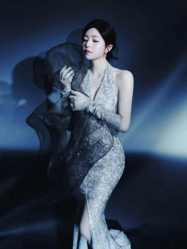 陈妍希神态沉静神秘。