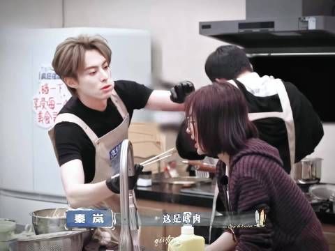 王鹤棣劝秦岚注意身体，姐弟互动引关注