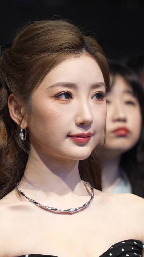 近距离看毛晓彤,已经37岁的她,还这么显年轻,脸的状态也这么好,很罕见了