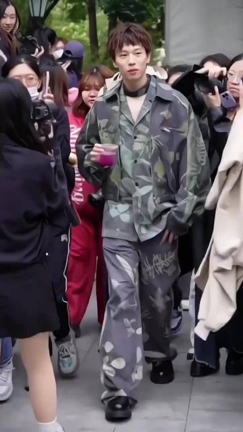 林高远现身上海时装周,赵子豪起哄夸赞林高远好帅,林高远害羞的笑了!