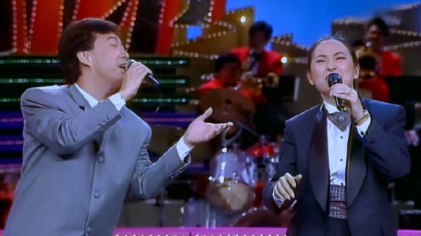 这次小哥和方芳要模仿凤飞飞，唱歌和搞笑他俩都是一流的！方芳 流水年华