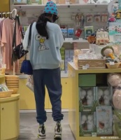 香港机场偶遇张柏芝，本人比电视上漂亮100倍，母子同框像情侣！