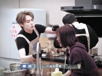 王鹤棣劝秦岚注意身体，姐弟互动引关注