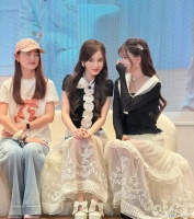 韩安冉追星成功！同框Angelababy线下活动，斥资买见面名额