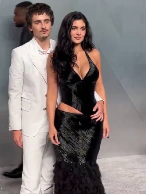 凯总背后有行尸走肉