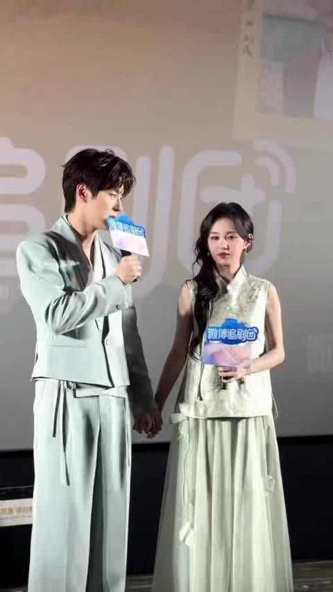 魏哲鸣郑合惠子复刻烟花牵手名场面,改台词引热议